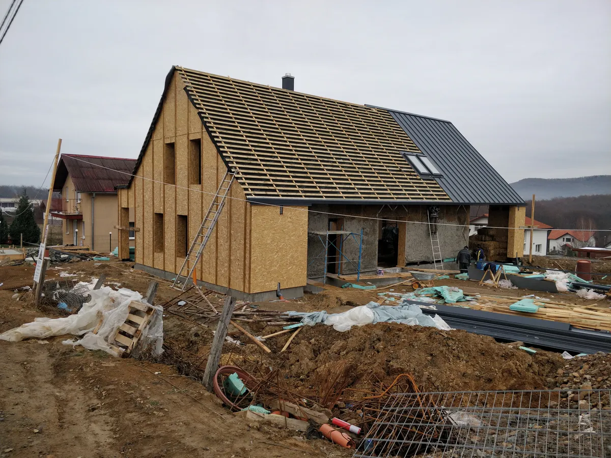 Casă ecologică Salicea — tencuială pe bază de var aplicată pe baloți